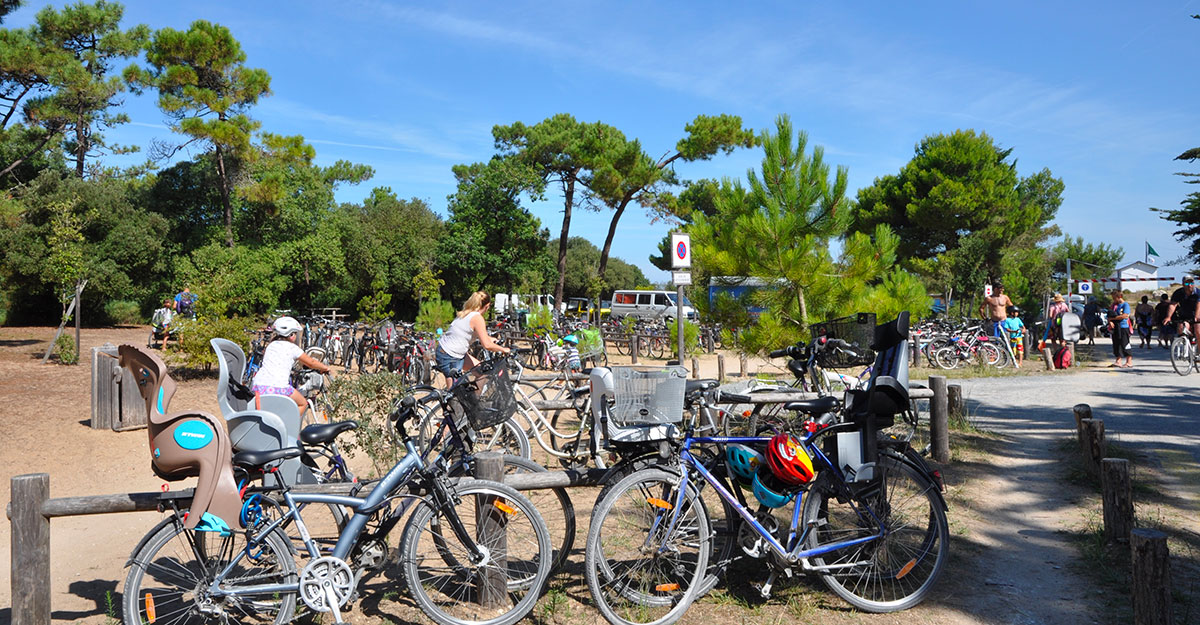 Parking à vélo sur une plage de l’Île d'Oléron